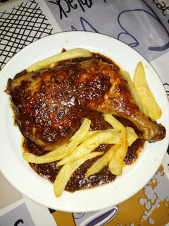 Una foto de Pollo al ajo y limón con coca cola en la cecofry 4D y patatas