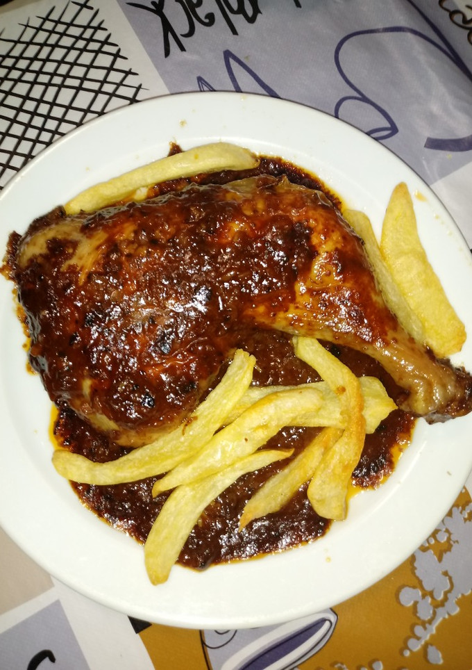 Una foto de Pollo al ajo y limón con coca cola en la cecofry 4D y patatas