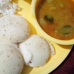 A picture of Idli sambhar.