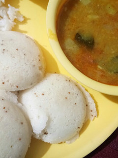 A picture of Idli sambhar.