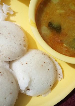 A picture of Idli sambhar.