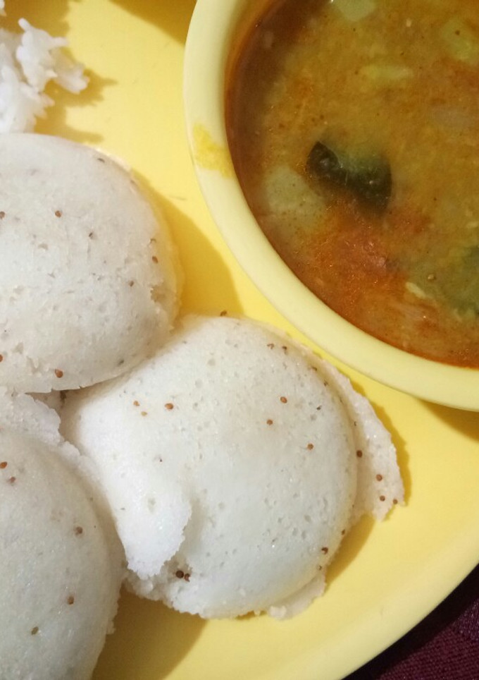 A picture of Idli sambhar.