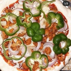 A picture of Chicken tikka pizza without oven.