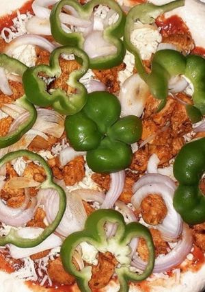 A picture of Chicken tikka pizza without oven.