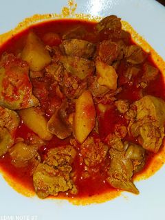 Csirkezúza és máj pörkölt, krumplival recept fotója