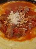 Polenta cremosa con salsa de salchichita parrillera 🍅