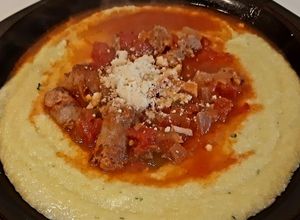 Una foto de Polenta cremosa con salsa de salchichita parrillera 🍅