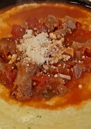 Una foto de Polenta cremosa con salsa de salchichita parrillera 🍅