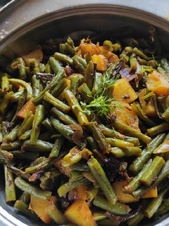 फ्रेंच बींस आलू की सब्जी(French beans aloo ki sabzi recipe in Hindi) रेसिपी मुख्य फोटो