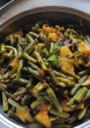 फ्रेंच बींस आलू की सब्जी(French beans aloo ki sabzi recipe in Hindi) रेसिपी मुख्य फोटो