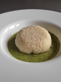 Foto di Riso pilaf su crema di zucchine