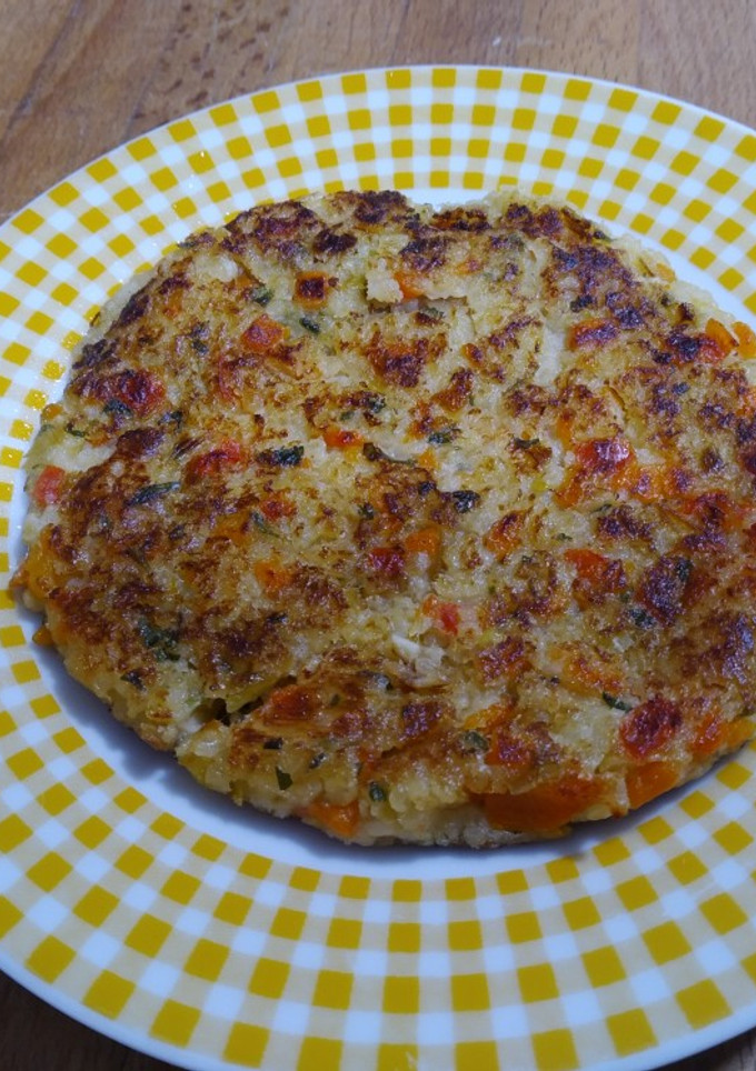 Una foto de Hamburguesa de mijo, puerro, zanahoria y pimiento rojo