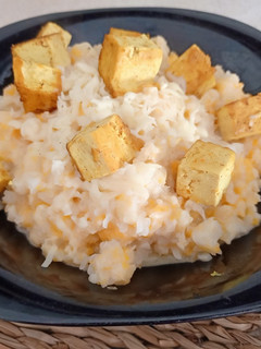 Una foto de Falso risotto de coliflor con crema de calabaza y coco