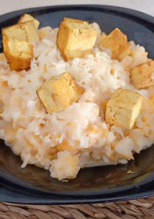 Una foto de Falso risotto de coliflor con crema de calabaza y coco