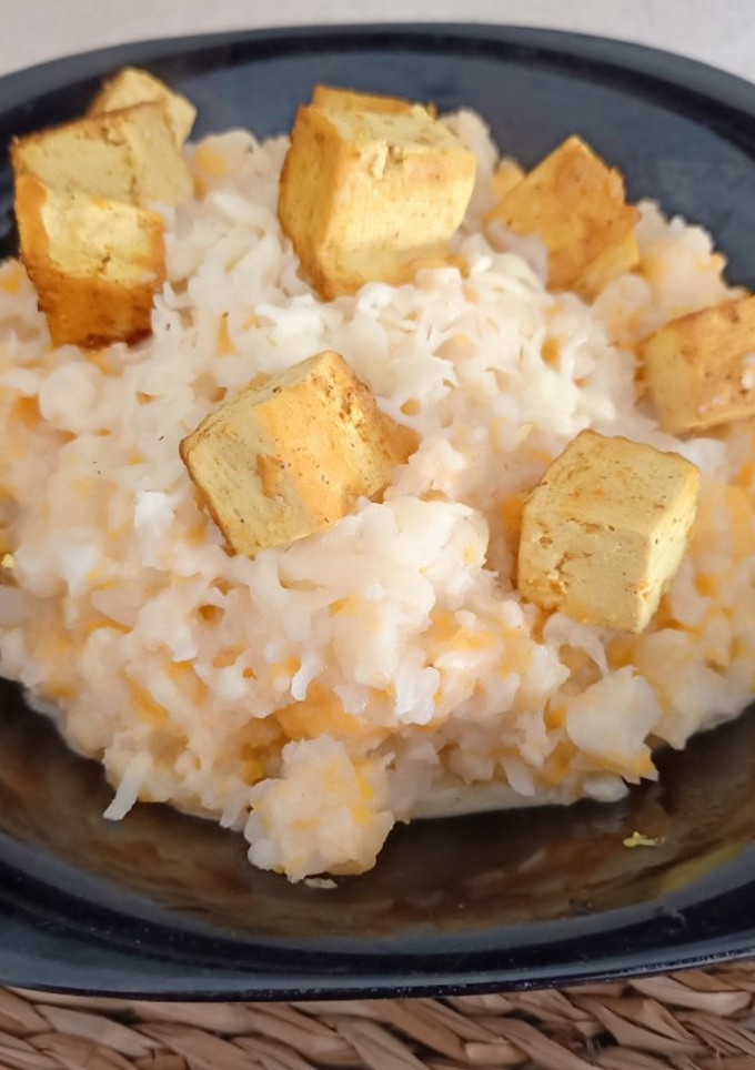 Una foto de Falso risotto de coliflor con crema de calabaza y coco