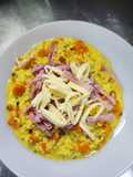 Arroz amarillo con rulos de jamón y queso