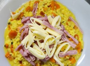 Una foto de Arroz amarillo con rulos de jamón y queso