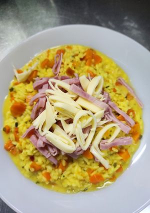 Una foto de Arroz amarillo con rulos de jamón y queso