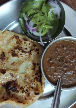 दाल मखनी और आलू पराठा (dal makhani aur aloo paratha recipe in Hindi) रेसिपी मुख्य फोटो