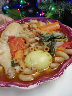 Una foto de Sopa de coditos caldudita con pollo y verduras