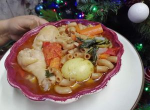 Una foto de Sopa de coditos caldudita con pollo y verduras