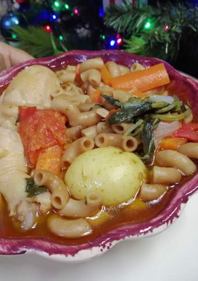 Una foto de Sopa de coditos caldudita con pollo y verduras