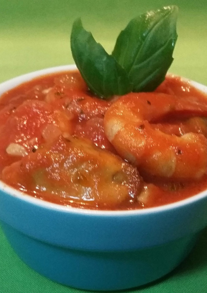 Una foto de Langostinos y mejillones en salsa de tomate al orégano y albahaca