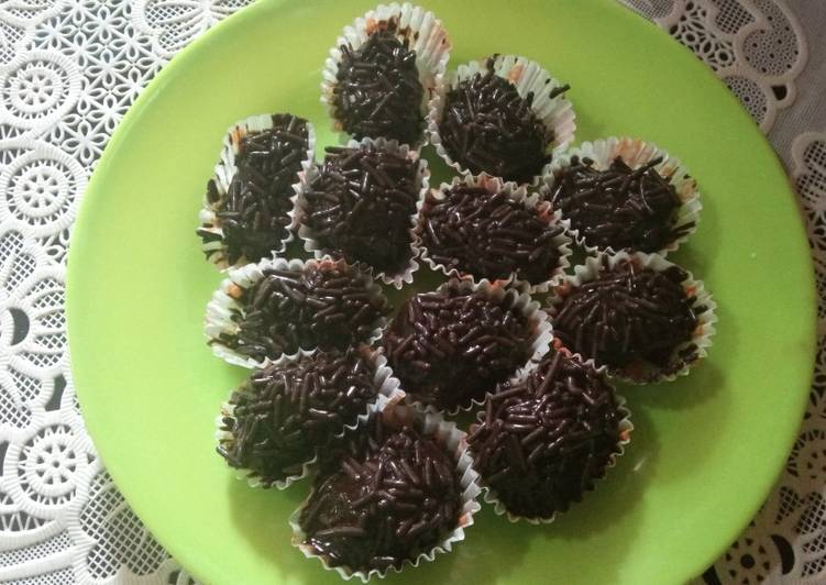 Bola-bola kurma coklat isi almond