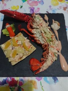 Una foto de Bogavante relleno y tosta de cítrico