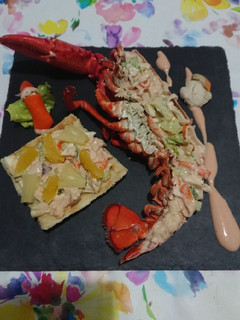 Una foto de Bogavante relleno y tosta de cítrico