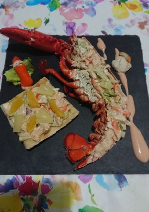 Una foto de Bogavante relleno y tosta de cítrico