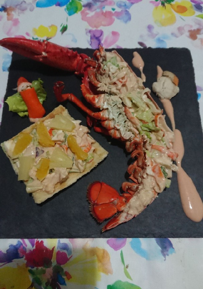 Una foto de Bogavante relleno y tosta de cítrico