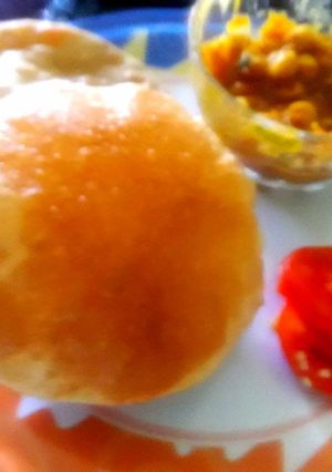 A picture of फूली हुई सौफ्ट पूरी छोले के साथ.