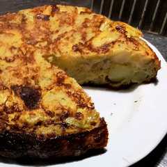 Una foto de Tortilla de Papas con Cebolla 🥔🧅🥚🍳🧄🫓