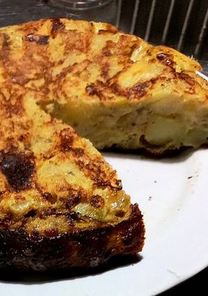 Una foto de Tortilla de Papas con Cebolla 🥔🧅🥚🍳🧄🫓
