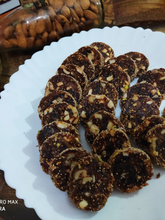 शुगर फ्री ड्राई फ्रूट्स रोल (sugar free dry fruits roll recipe in HIndi) रेसिपी मुख्य फोटो