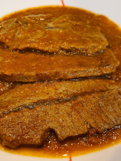 Una foto de Filetes de ternera en salsa de pimientos verdes y rojos