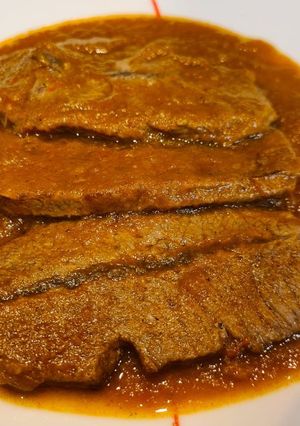 Una foto de Filetes de ternera en salsa de pimientos verdes y rojos