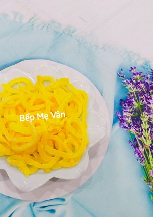 Hình của món Mứt dừa dẻo sầu riêng màu vàng của hạt dành dành.