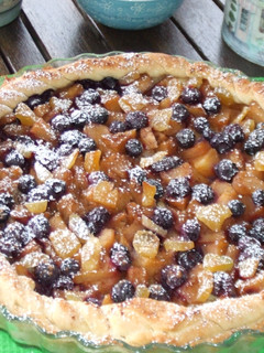 Una foto de Tarta de manzana con arándanos frescos y jengibre cristal