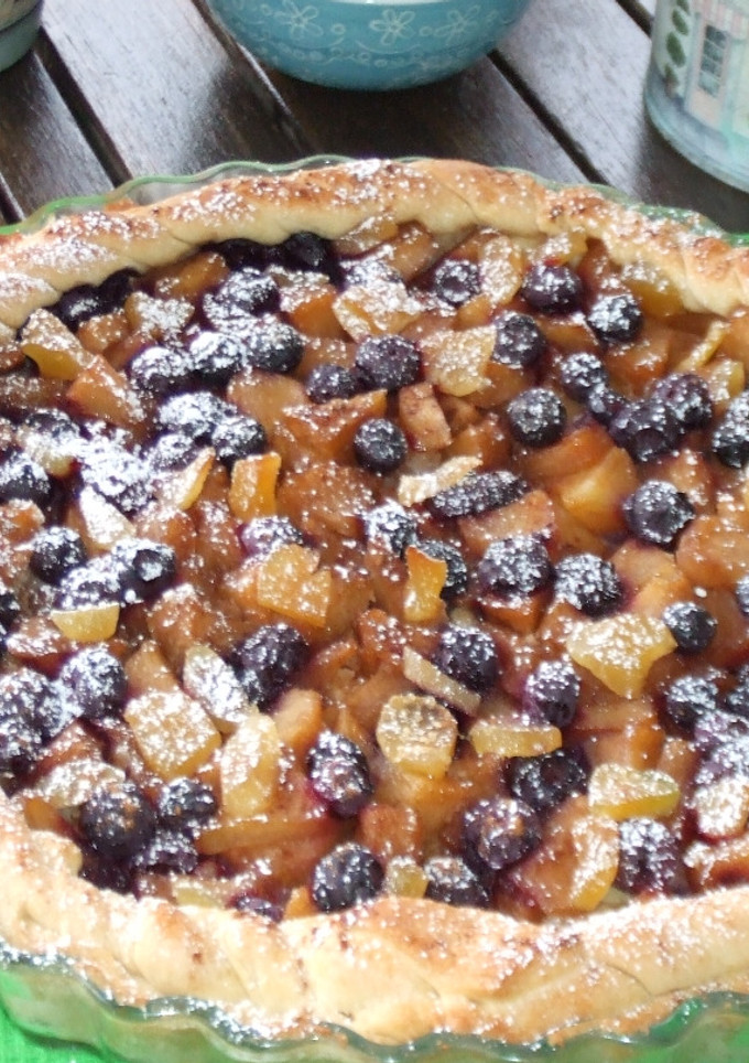 Una foto de Tarta de manzana con arándanos frescos y jengibre cristal