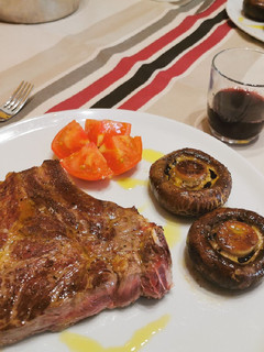 Una foto de Txuleton de vaca 'Rubia' gallega amb Portobellos gegants
