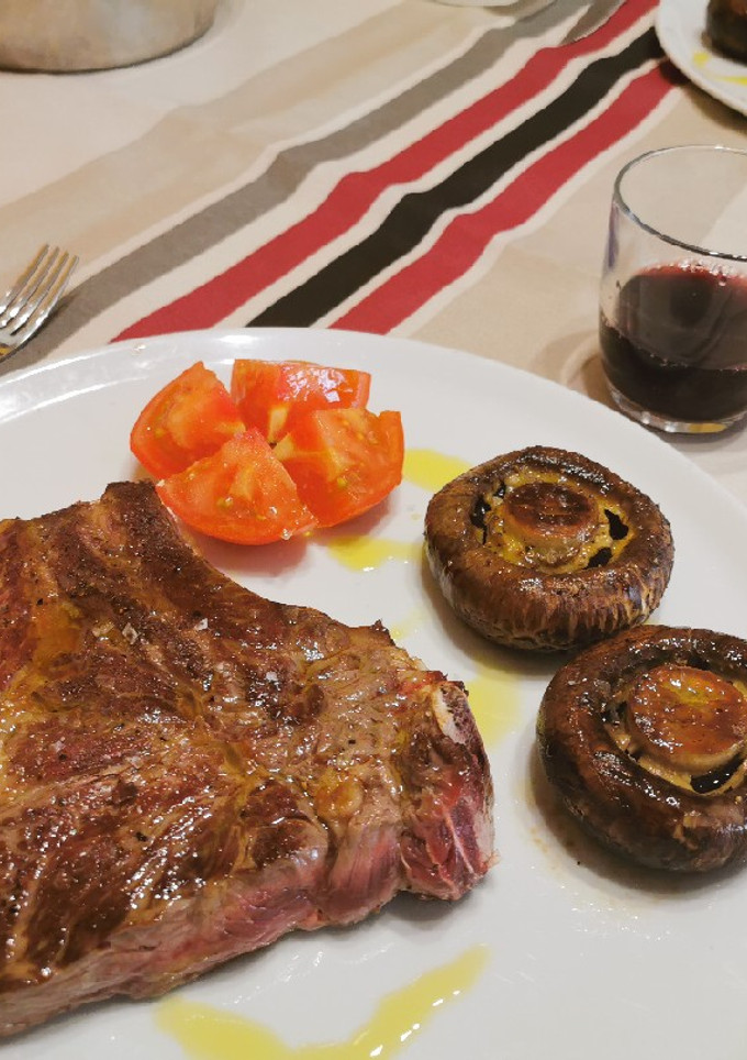 Una foto de Txuleton de vaca 'Rubia' gallega amb Portobellos gegants