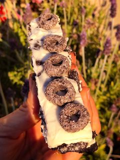 Una foto de Oreo cheesecake bars