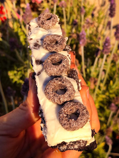 Una foto de Oreo cheesecake bars