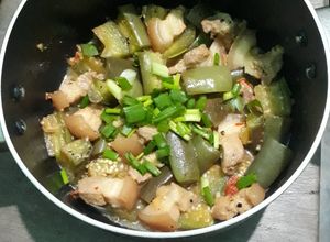 Hình của món Thịt ba chỉ kho nước dừa cùng cà tím.