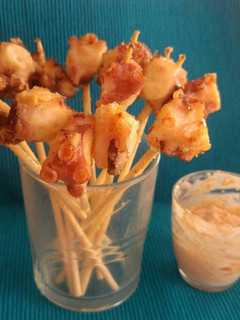 Una foto de Pulpo empanado o empakado con mayonesa de pimentón