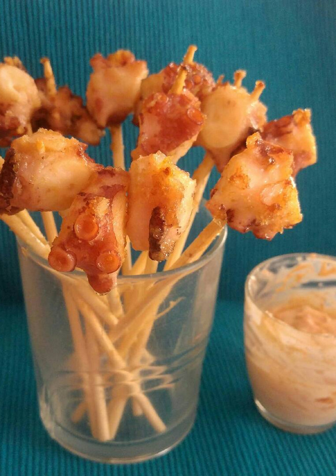 Una foto de Pulpo empanado o empakado con mayonesa de pimentón