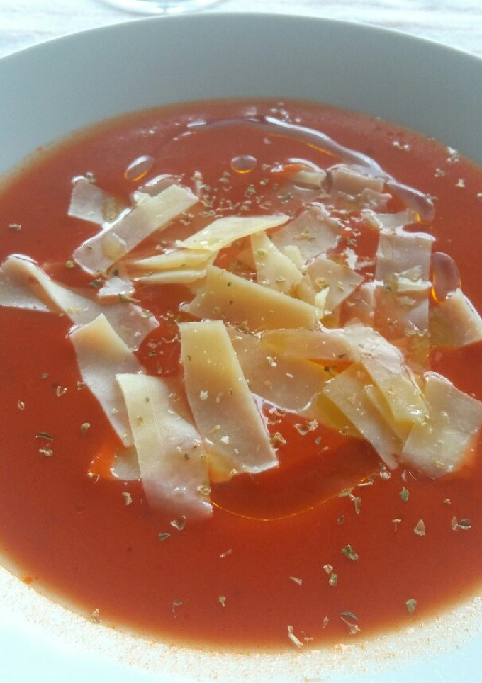 Una foto de Gazpacho Parmesano🍅🧀