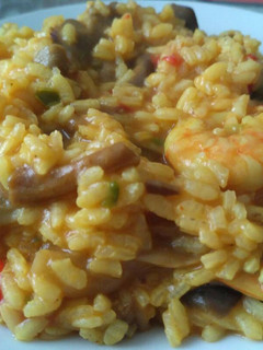 Una foto de Arroz con setas y gambas